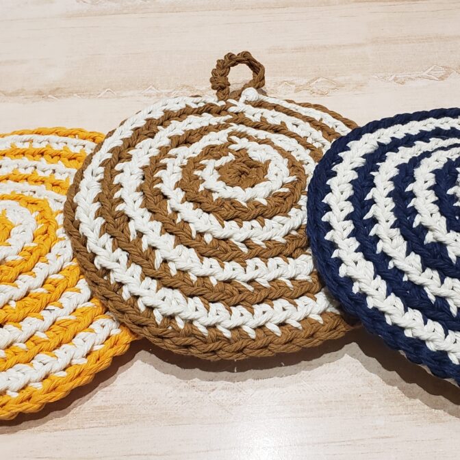 残り糸の鍋敷き